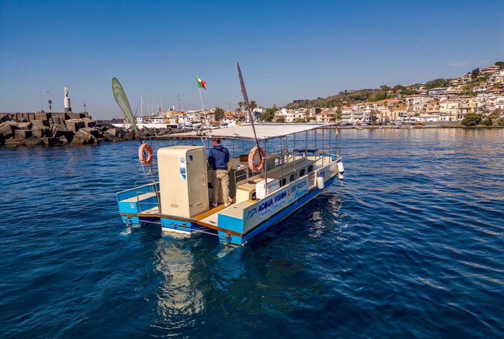 escursioni in barca acitrezza - entrata in porto