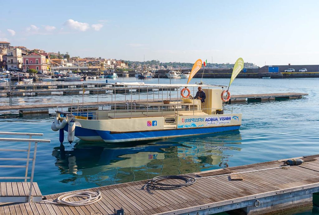 barca acquavision lachea - entrata nel porto