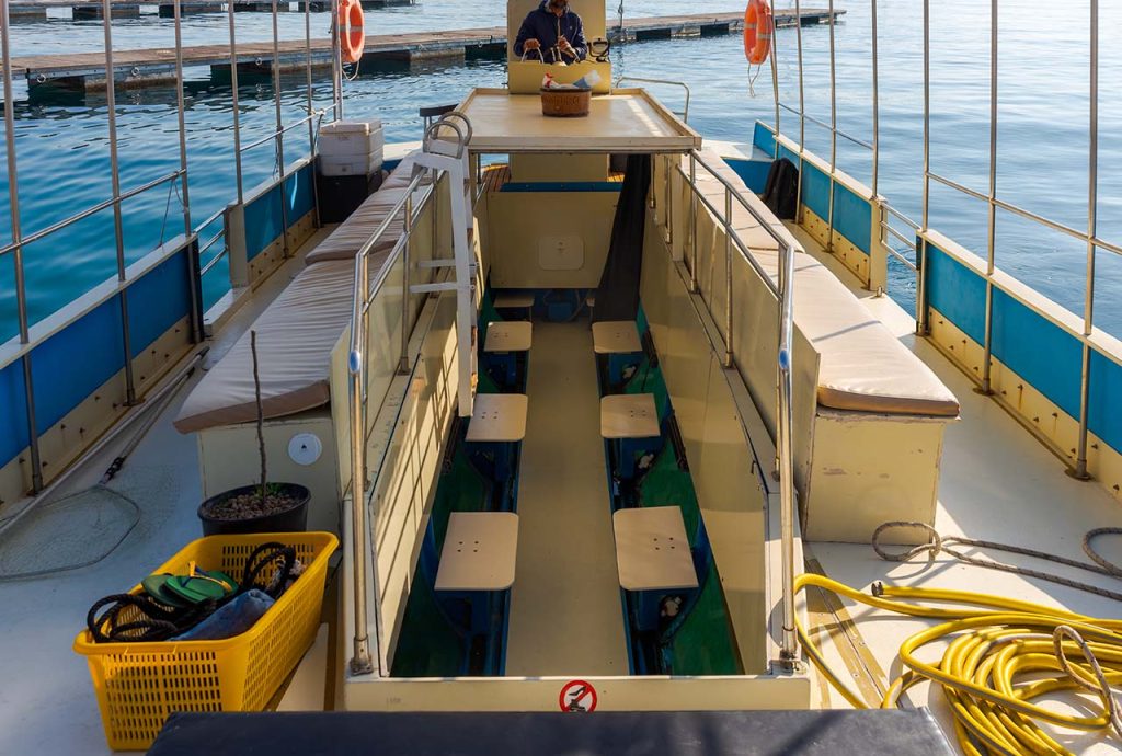 escursioni in barca acitrezza - vista barca interna