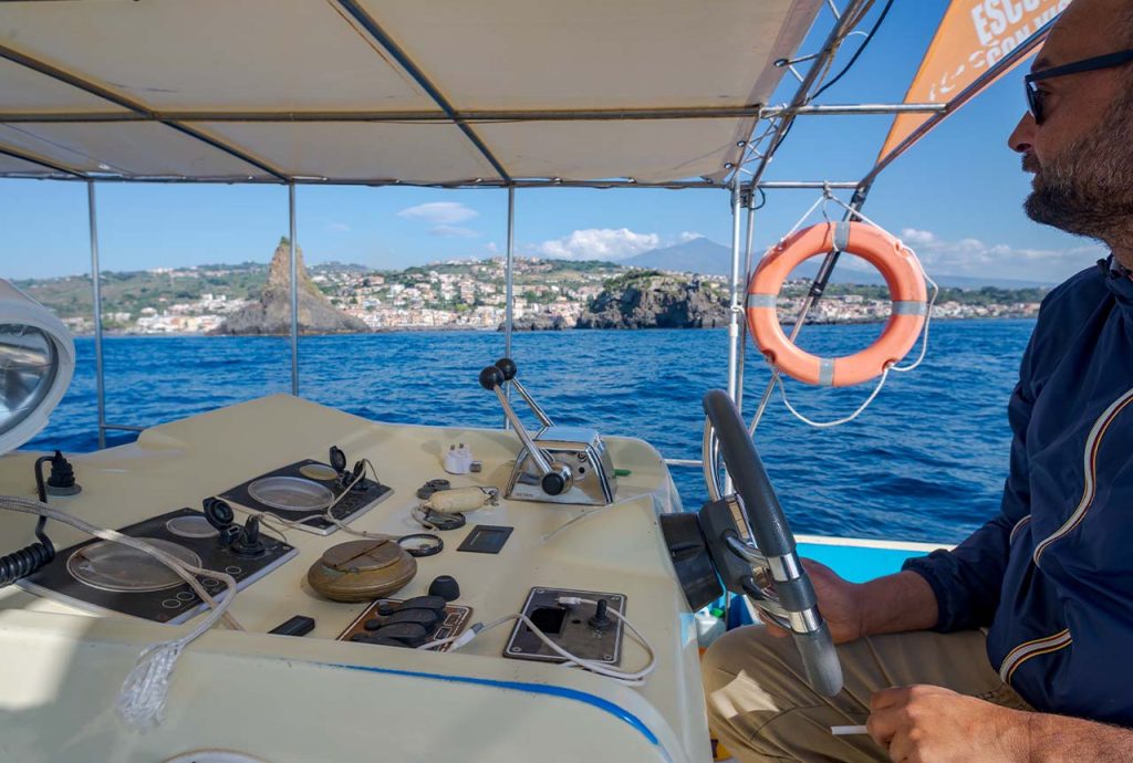 escursioni in barca acitrezza - vista guidatore